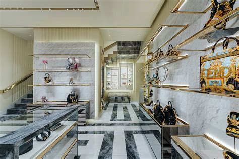 negozi di scarpe versace napoli|Trova la boutique Versace più vicina .